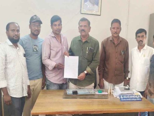 విలేకరికి పంచాయతీ కార్యదర్శి బెదిరింపులు