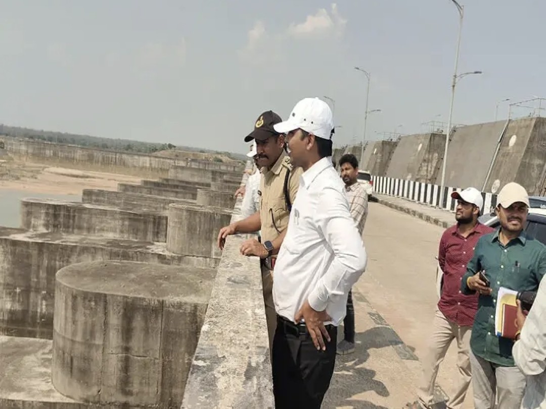 మేడిగడ్డ ప్రాజెక్టు వద్ద అధికారుల సమీక్ష