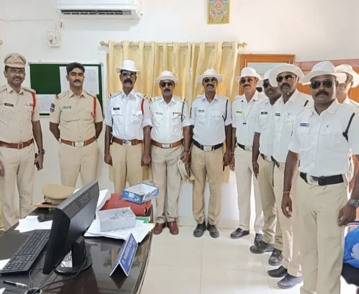 ట్రాఫిక్ సిబ్బందికి సన్ గ్లాసెస్, క్యాప్ల పంపిణీ