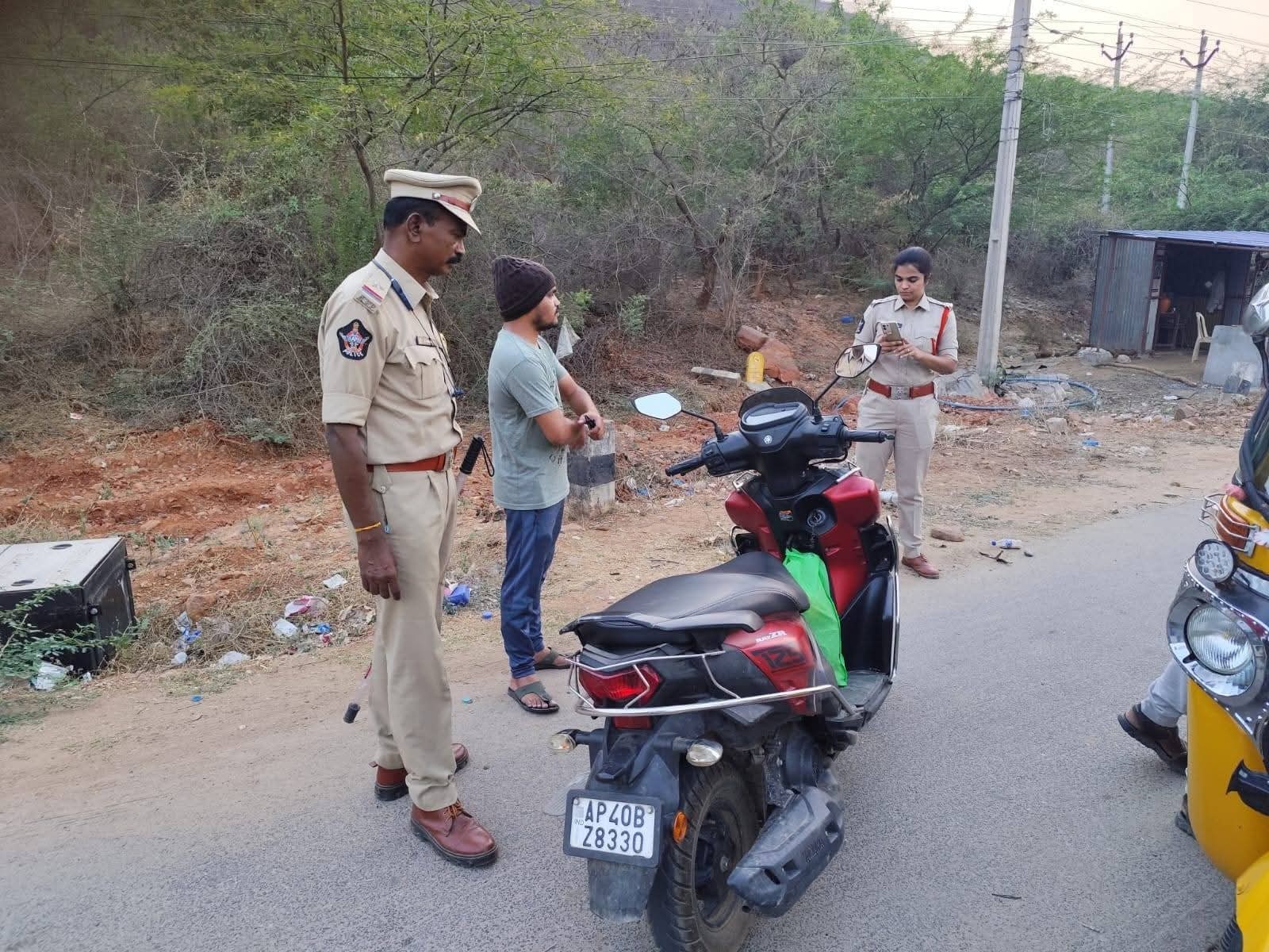 ద్విచక్ర వాహనదారులకు హెల్మెట్ తప్పనిసరి: SI