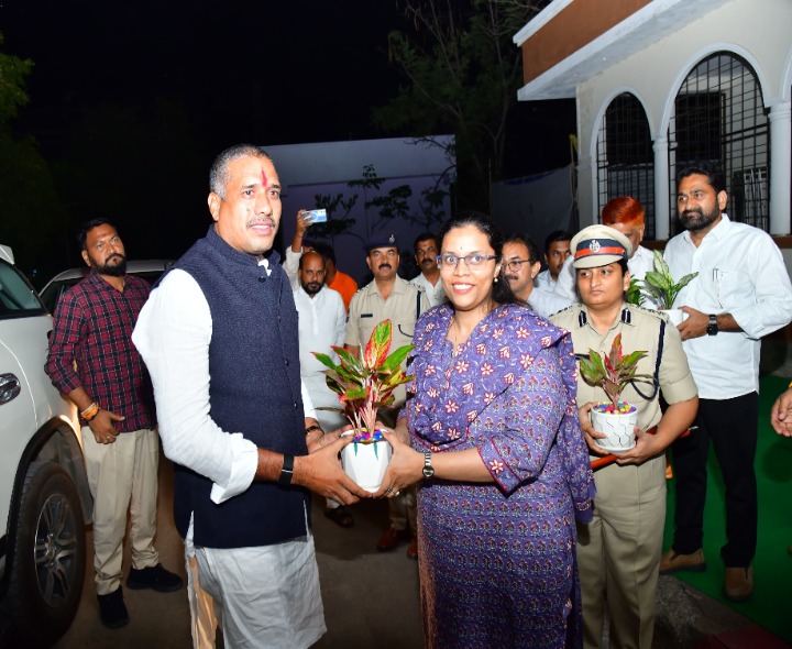 ఎస్సీ కమిషన్ సభ్యుడికి ఘన స్వాగతం పలికి కలెక్టర్