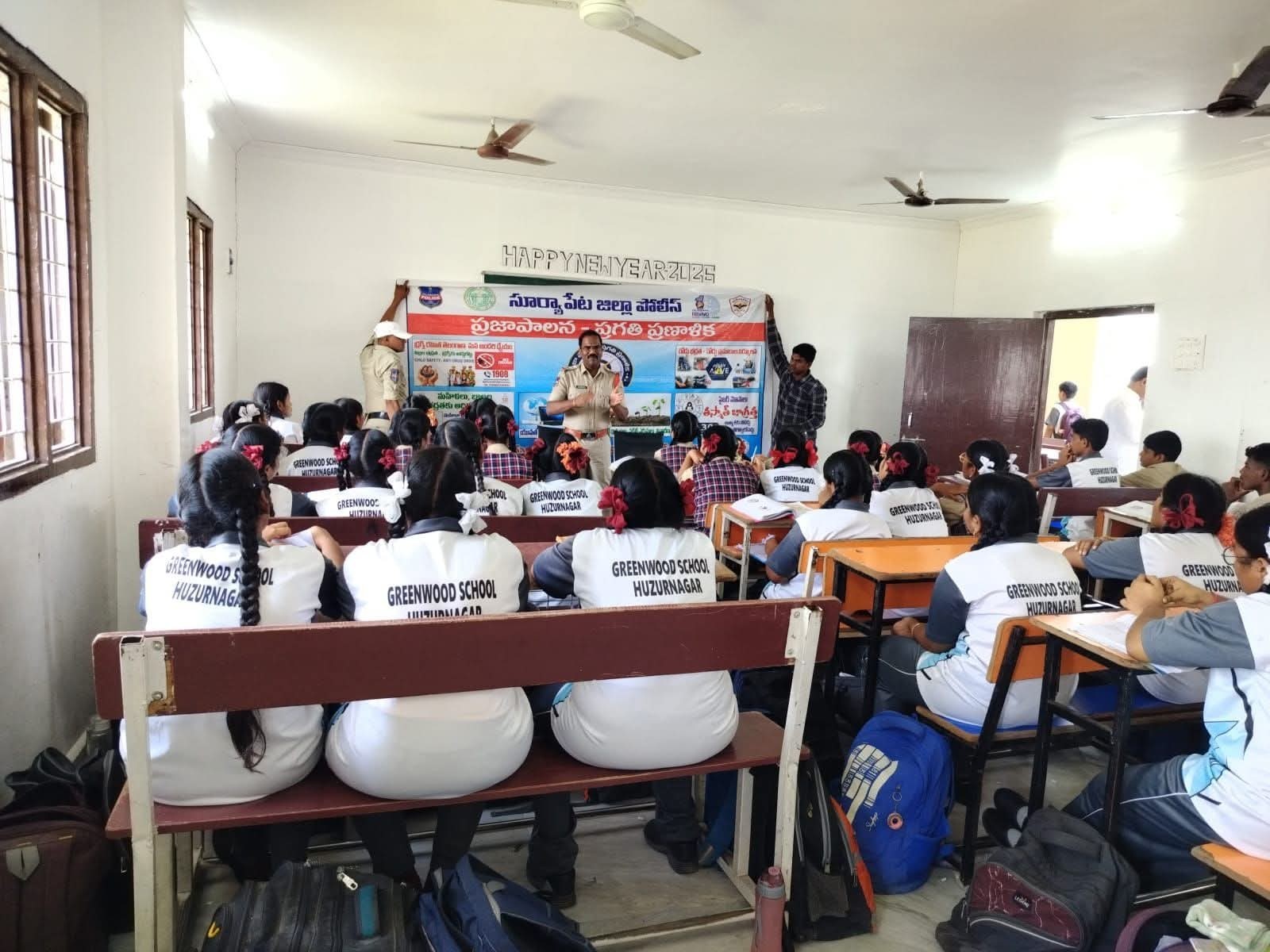​గ్రీన్ వుడ్ స్కూల్‌లో రోడ్డు భద్రతపై అవగాహన