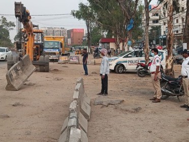 మదీనాగూడ యూ-టర్న్ వద్ద క్రాస్ బారియర్లు ఏర్పాటు