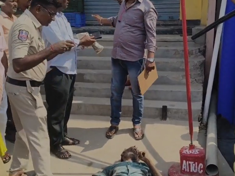 మునుగోడు ఆటో స్టాండ్ వద్ద మృతదేహం