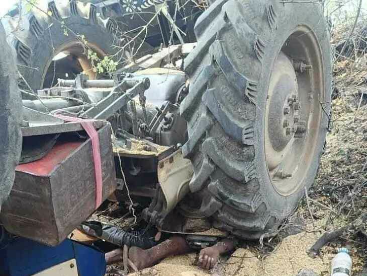 ట్రాక్టర్ బోల్తా.. డ్రైవర్ మృతి