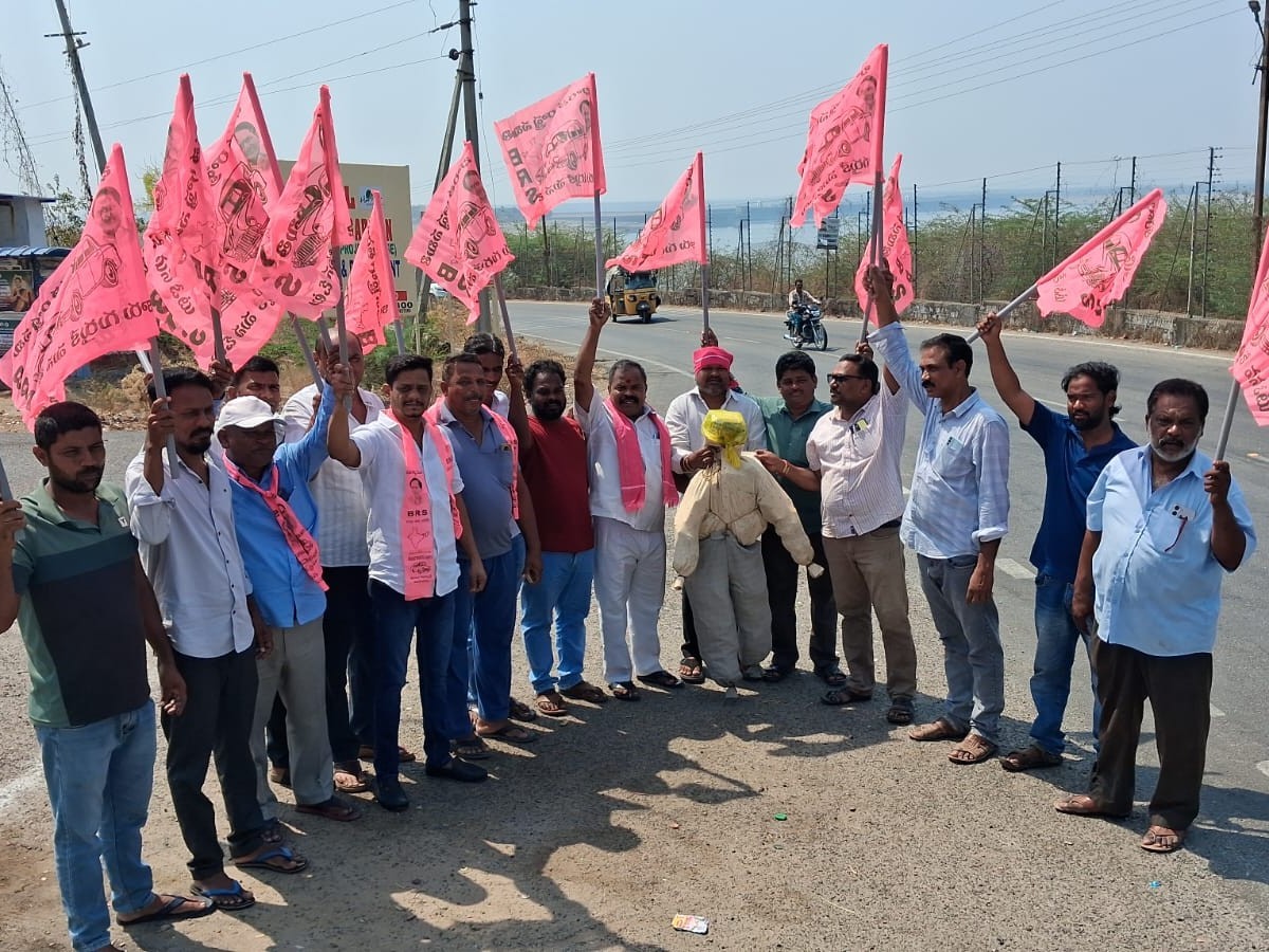 సాగర్‌లో బీజేపీ ఎంపీ దిష్టిబొమ్మ దహనం