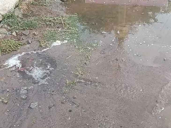 పగిలిన పైప్ లైన్.. వృధాగా పోతున్న తాగునీరు