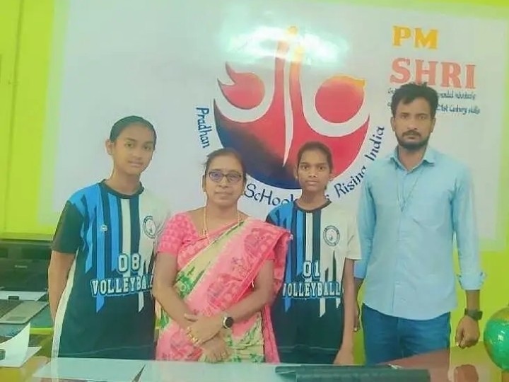 బీచ్ వాలీబాల్ జాతీయ పోటీలకు మగ్గిడి విద్యార్థినులు