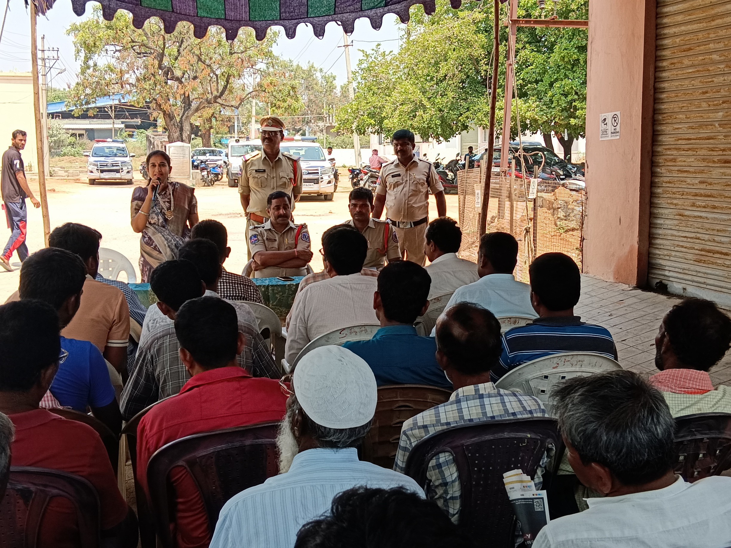 రామన్నపేటలో రోడ్డు భద్రతపై ప్రజలకు అవగాహన