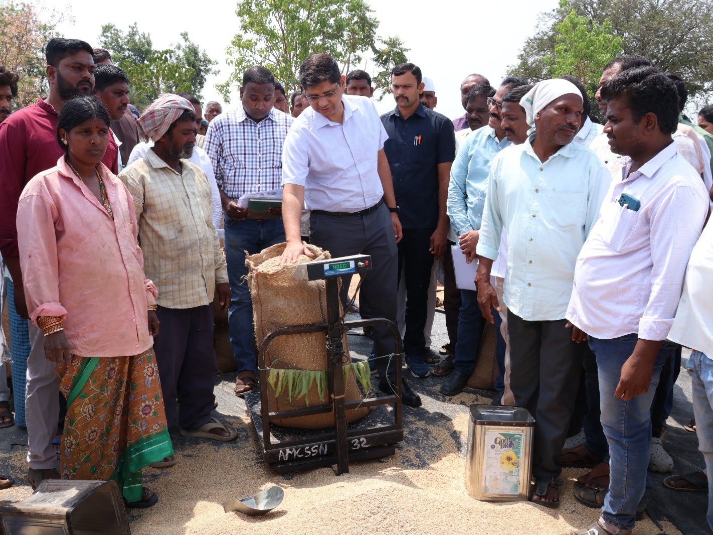 వరి ధాన్యపు కొనుగోలు కేంద్రాన్ని పరిశీలించిన కలెక్టర్