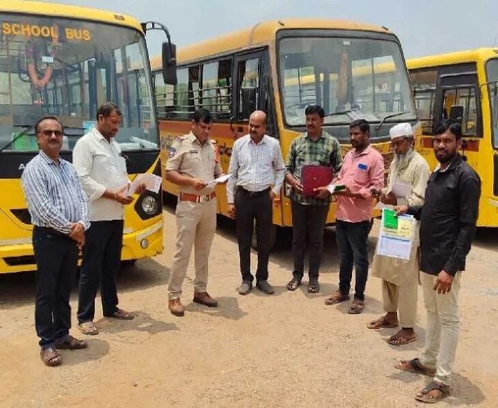 స్కూల్ బస్సుల ఫిట్నెస్‌పై పోలీసుల తనిఖీ