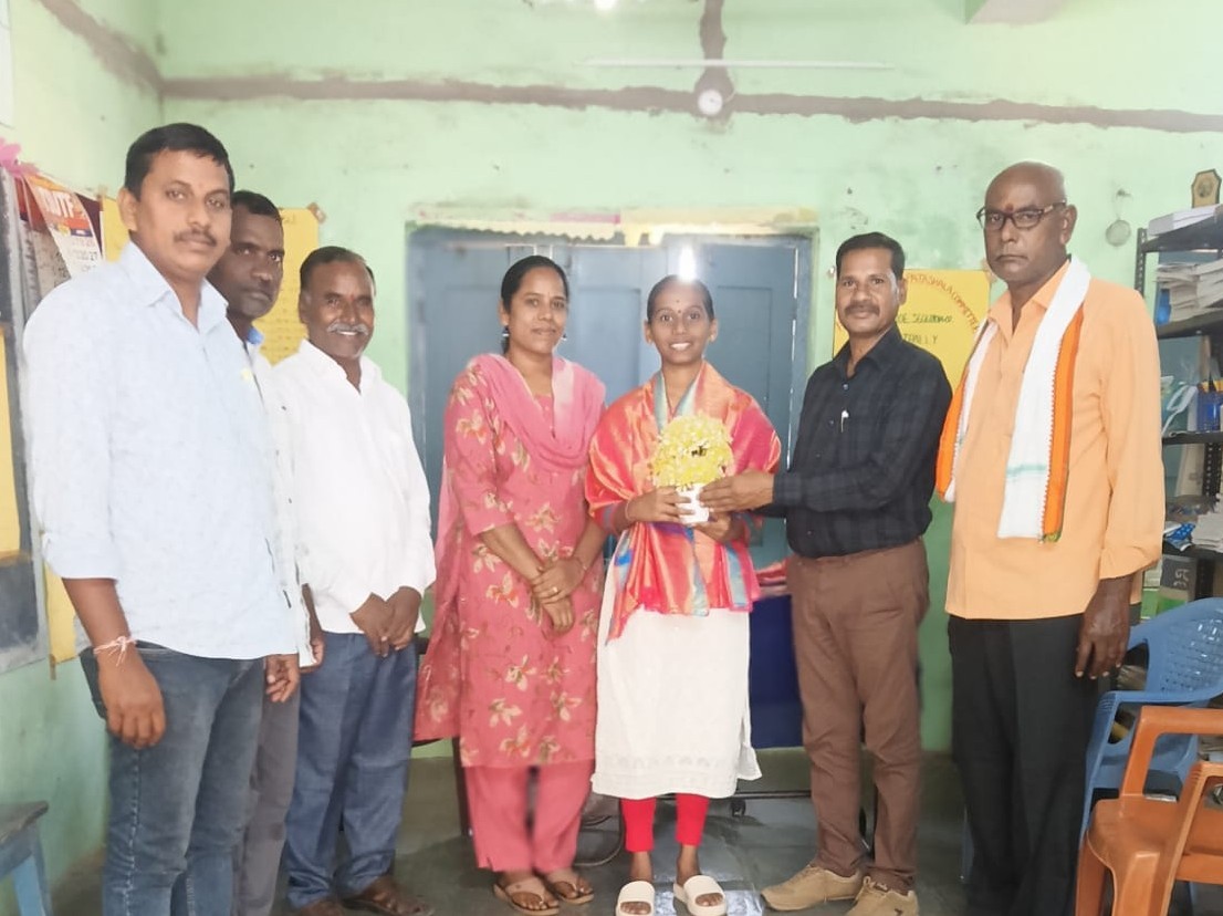 స్టేట్ ఫస్ట్ ర్యాంక్ సాధించిన విద్యార్థినిని అభినందించిన టీచర్లు