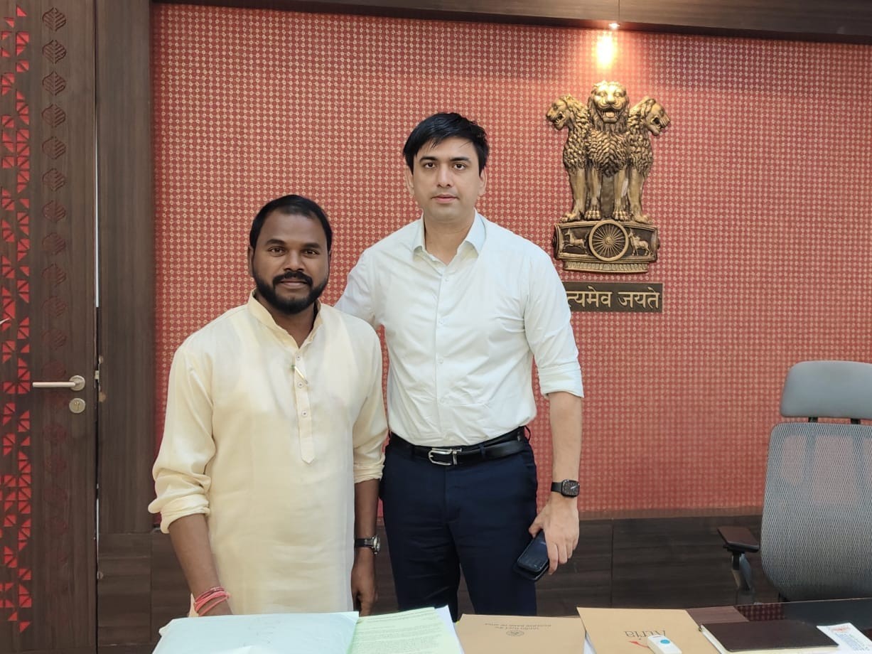 కలెక్టర్‌ను కలిసిన డా. యుగంధర్ పొన్న