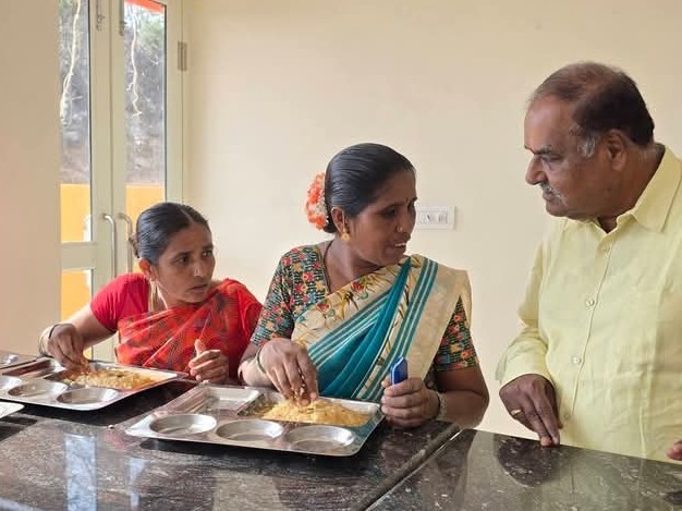 అన్నా క్యాంటీన్‌ను తనిఖీ చేసిన APSRTC వైస్ ఛైర్మన్