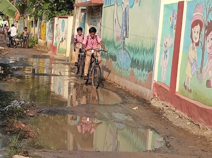 కమ్మిరెడ్డి పాలెంలో అస్తవ్యస్తంగా డ్రైనేజీ వ్యవస్థ