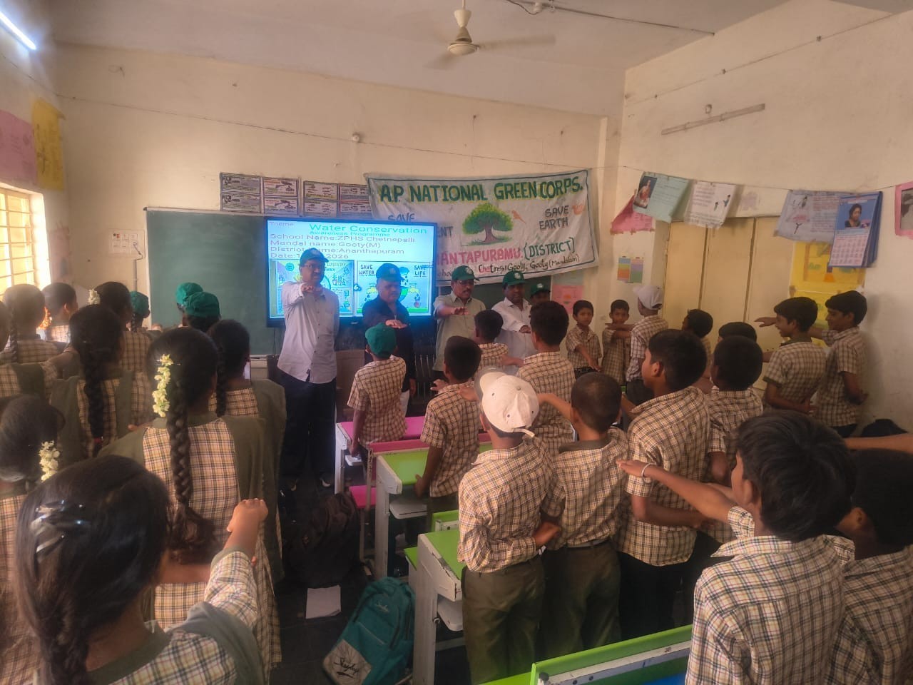 నీటి పొదుపు పై విద్యార్థులతో ప్రతిజ్ఞ