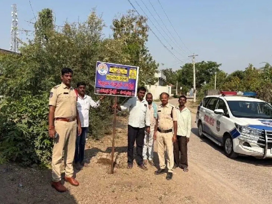 పాఠశాలల వద్ద రోడ్డు భద్రత బోర్డులు ఏర్పాటు