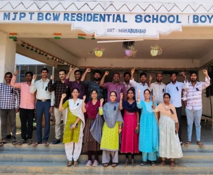 గురుకుల పాఠశాల ముందు సిబ్బంది నిరసన