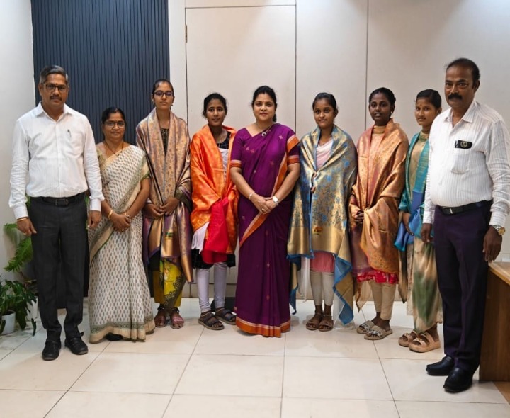 ఇంటర్‌ విద్యార్థులను సత్కరించిన కలెక్టర్