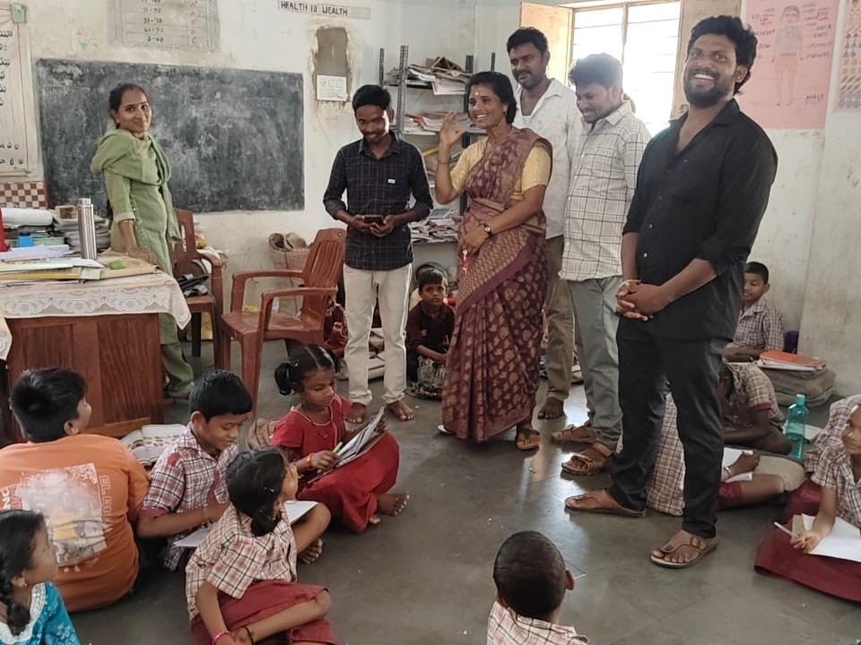తండా పాఠశాలను తనిఖీ చేసిన సర్పంచ్