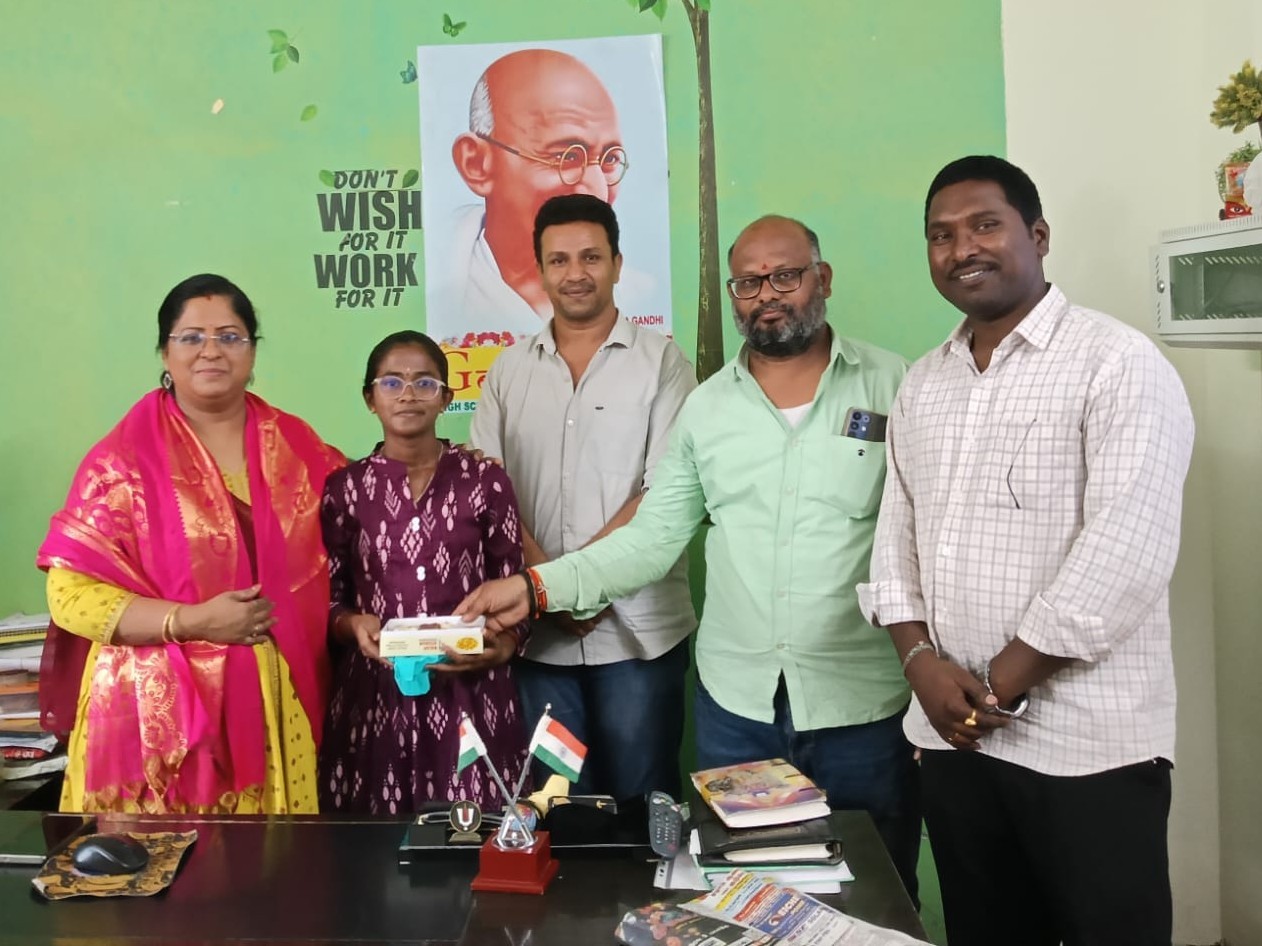 విద్యార్థిని ఘనంగా సత్కరించిన పాఠశాల యాజమాన్యం