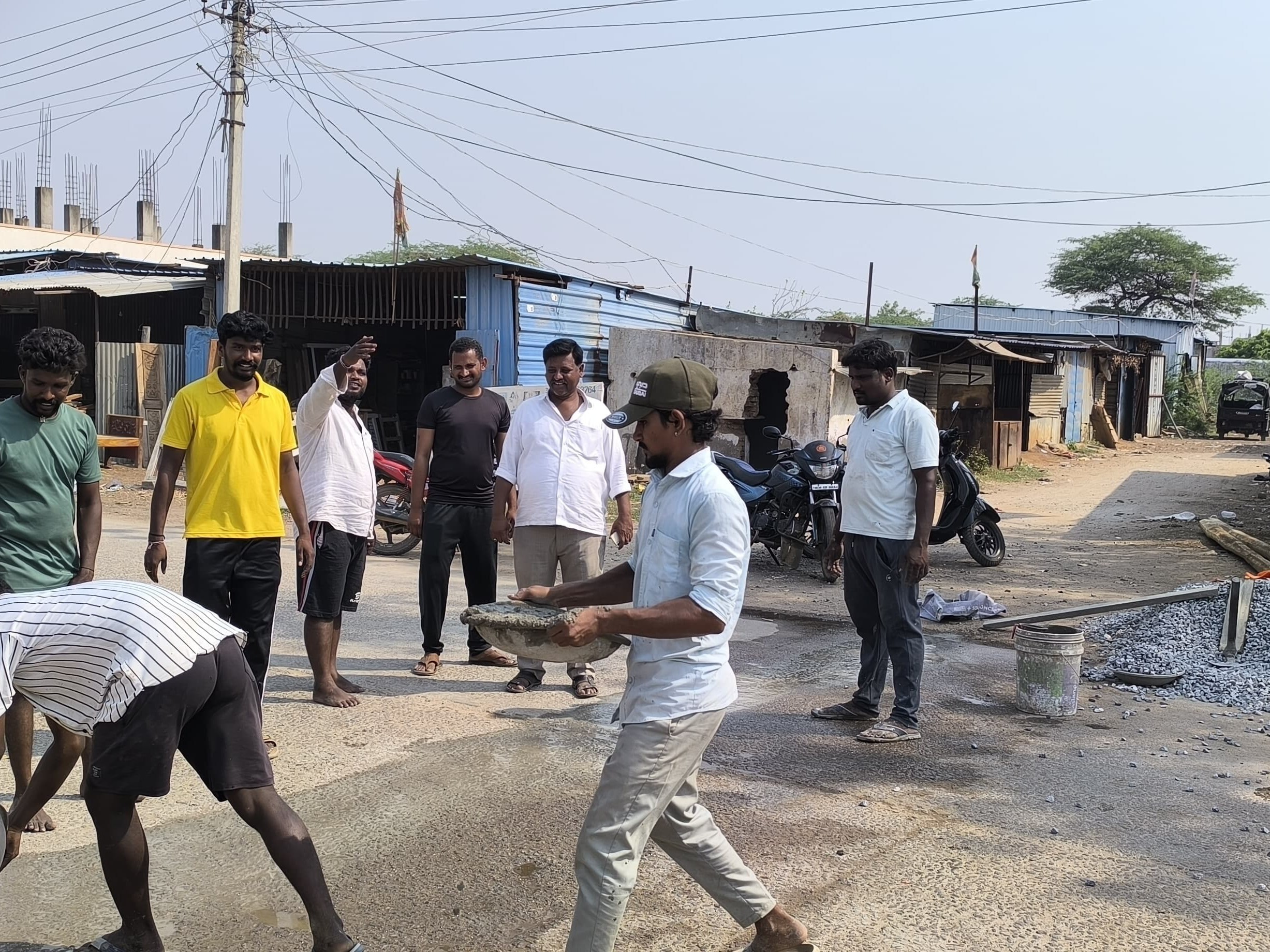 రోడ్డు ప్రమాదాల నివారణకు స్పీడ్ బ్రేకర్ల ఏర్పాటు