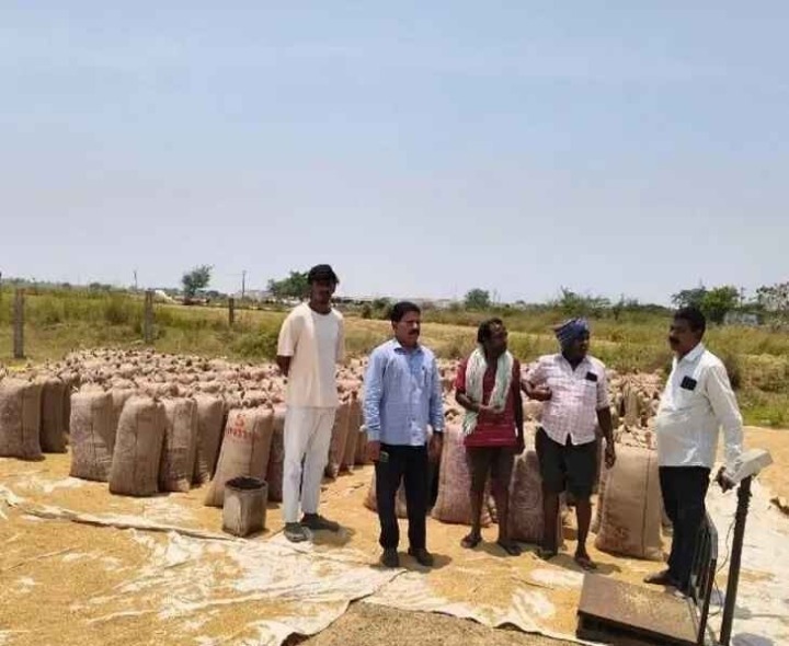 ధాన్యం కొనుగోలు కేంద్రాలను పరిశీలించిన అధికారులు