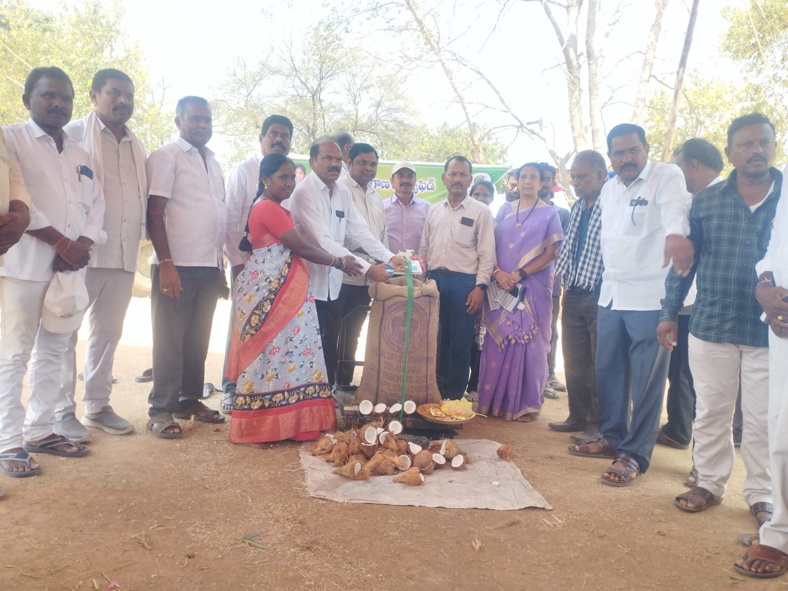 మొక్కజొన్న కొనుగోలు కేంద్రం ప్రారంభించిన :కృష్ణారెడ్డి