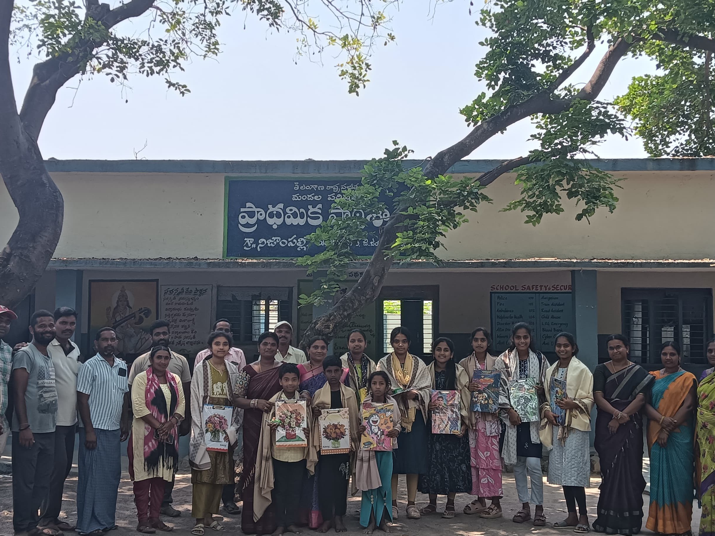 నిజాంపల్లి గ్రామంలో విద్యార్థులకు సన్మానం