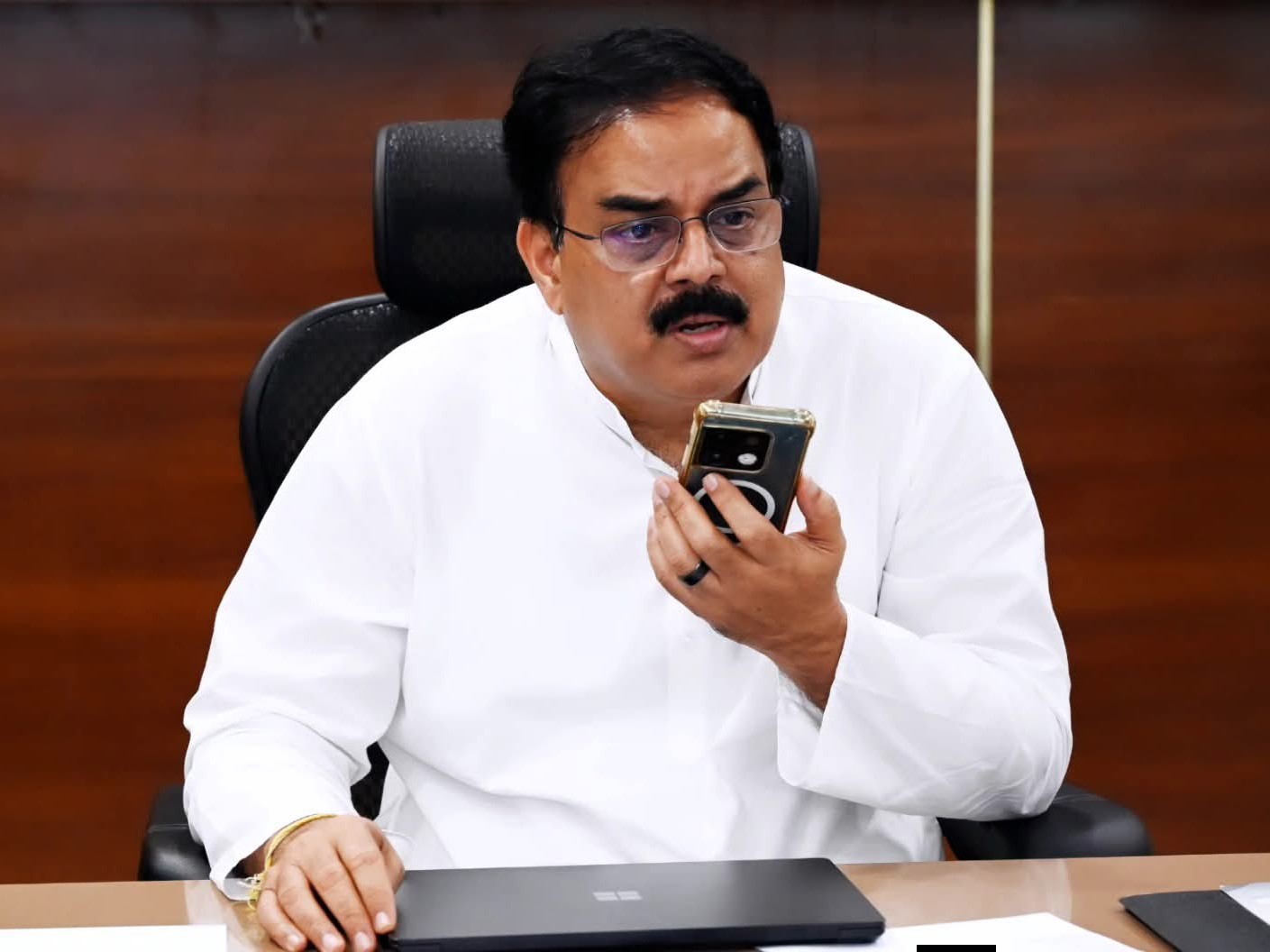 అధికారులతో మంత్రి టెలికాన్ఫరెన్స్