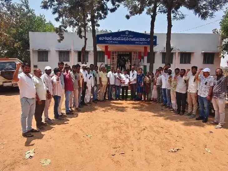 నల్ల బ్యాడ్జీలతో ఉద్యోగుల నిరసన