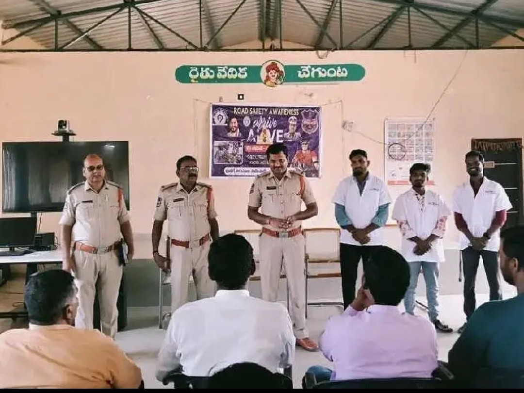 చేగుంటలో రోడ్డు భద్రతపై అవగాహన