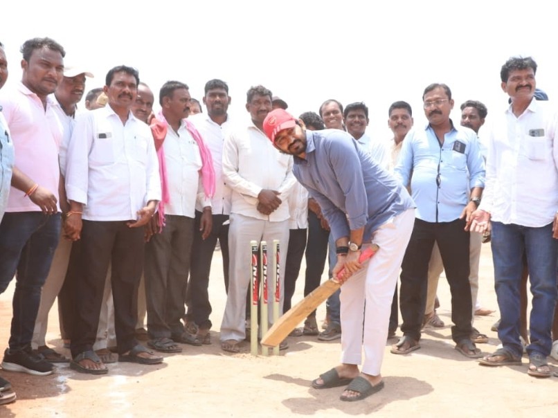 క్రికెట్ ఆడిన ఎమ్మెల్సీ పోచంపల్లి