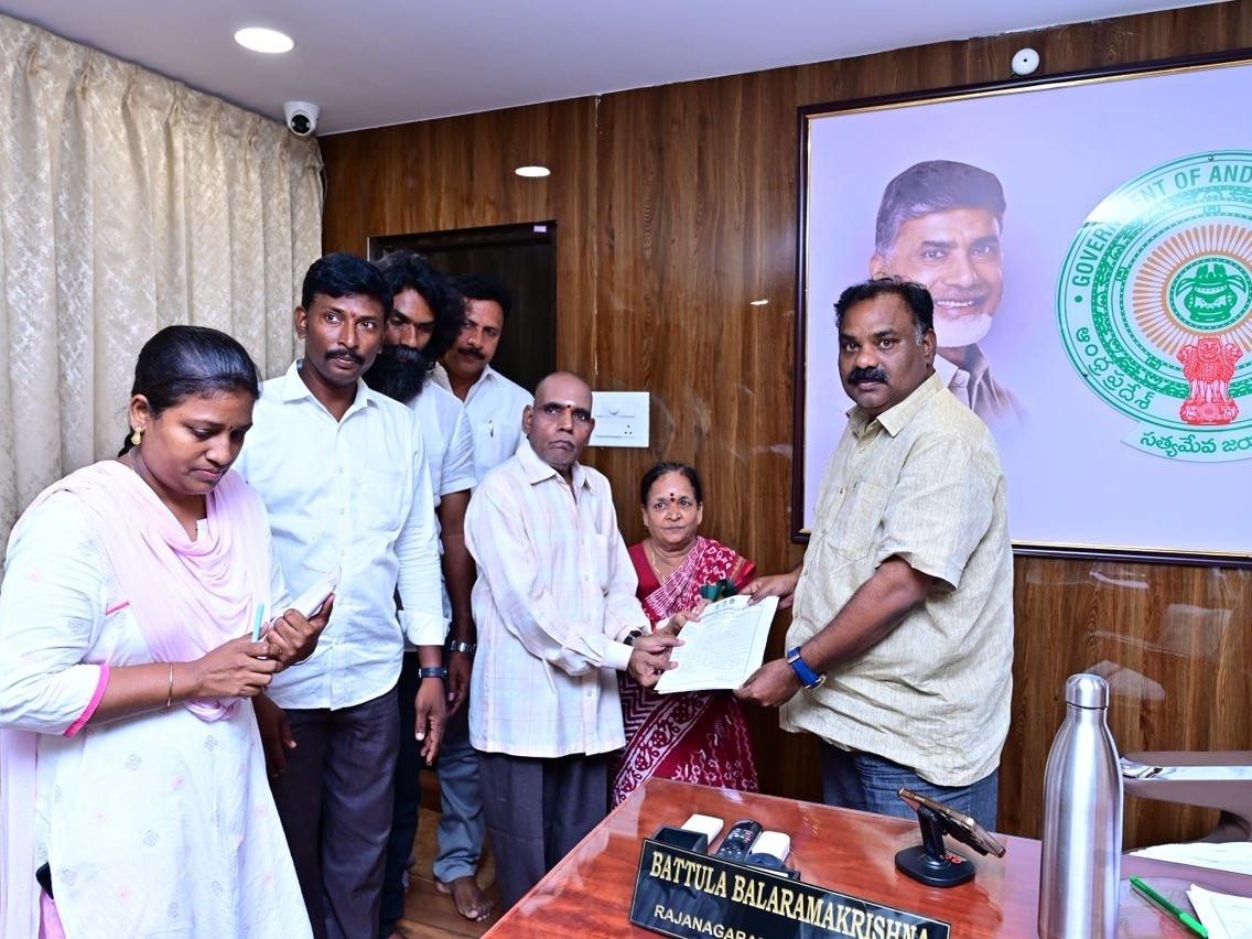 ప్రజల నుంచి నేరుగా వినతులు స్వీకరించిన ఎమ్మెల్యే