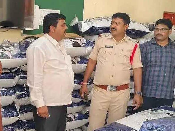 ఫర్టిలైజర్ దుకాణాల్లో జిల్లా అధికారుల తనిఖీలు