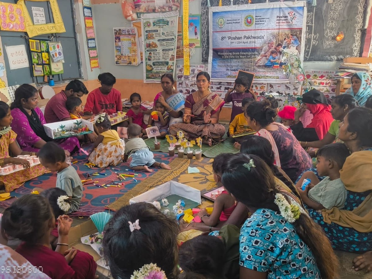 గోరంట్లలో వ్యర్థ పదార్థాలతో బొమ్మల తయారీ