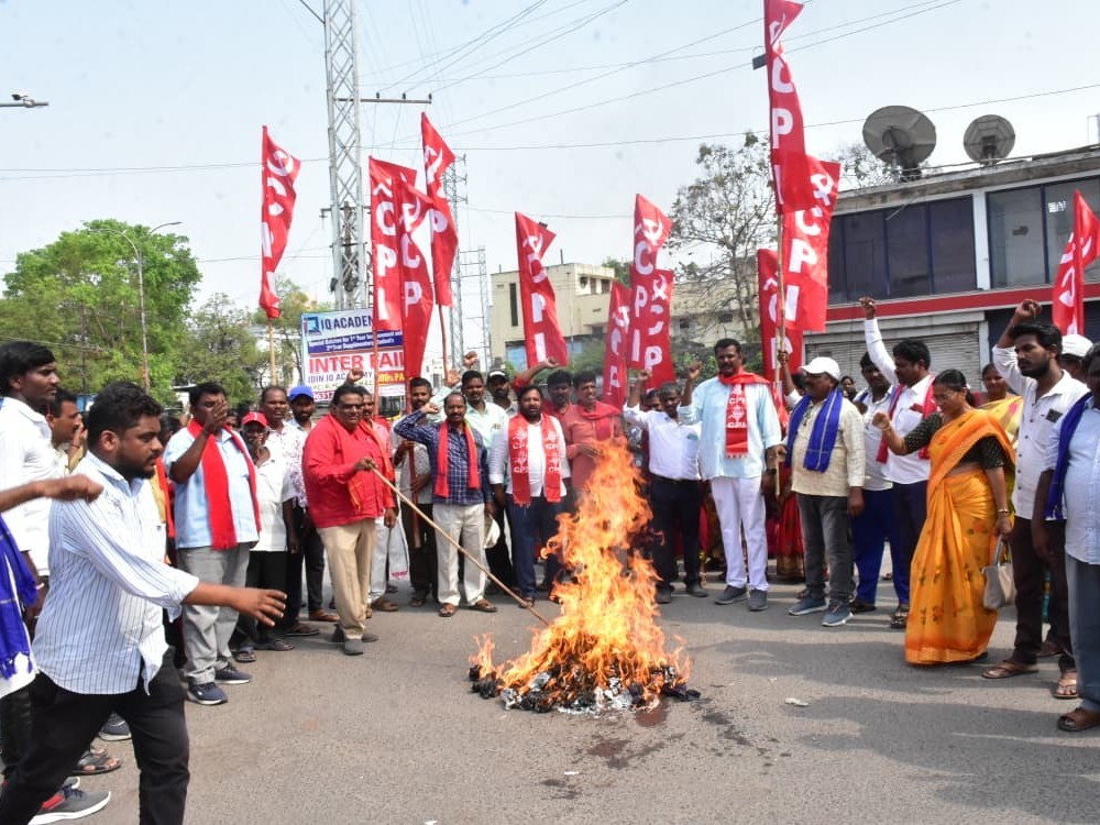 పోచమ్మ మైదాన్‌లో ఎంపీ దిష్టిబొమ్మ దగ్ధం