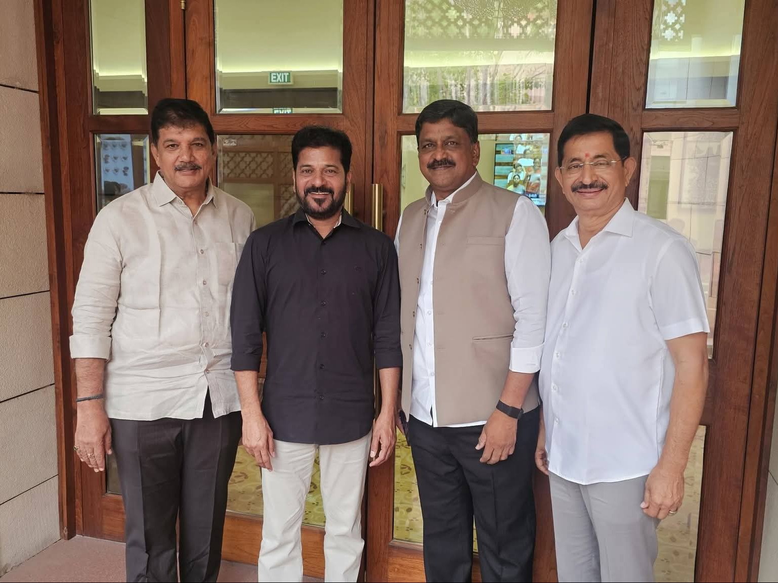 ఢిల్లీలో పాత మిత్రుల కలయిక