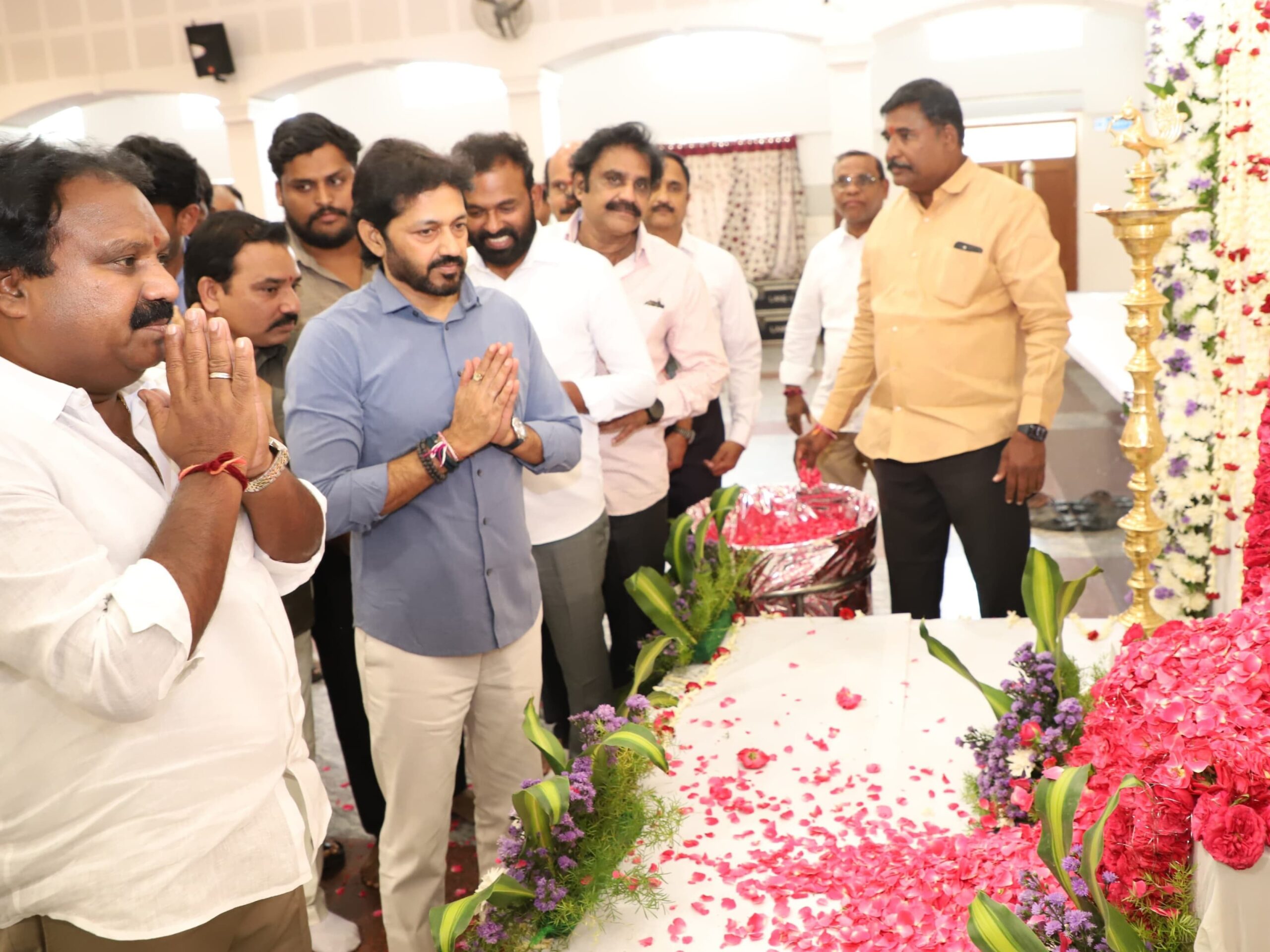 బాధిత కుటుంబాన్ని పరామర్శించిన MLC, మాజీ MLA