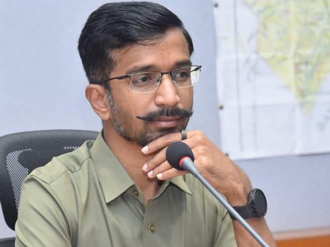 వాణిజ్య పన్నుల వసూళ్లు 100% సాధించాలి: కలెక్టర్