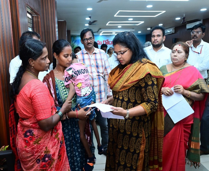 సమస్యల పరిష్కారానికి శ్రద్ధ తీసుకోవాలి: కలెక్టర్