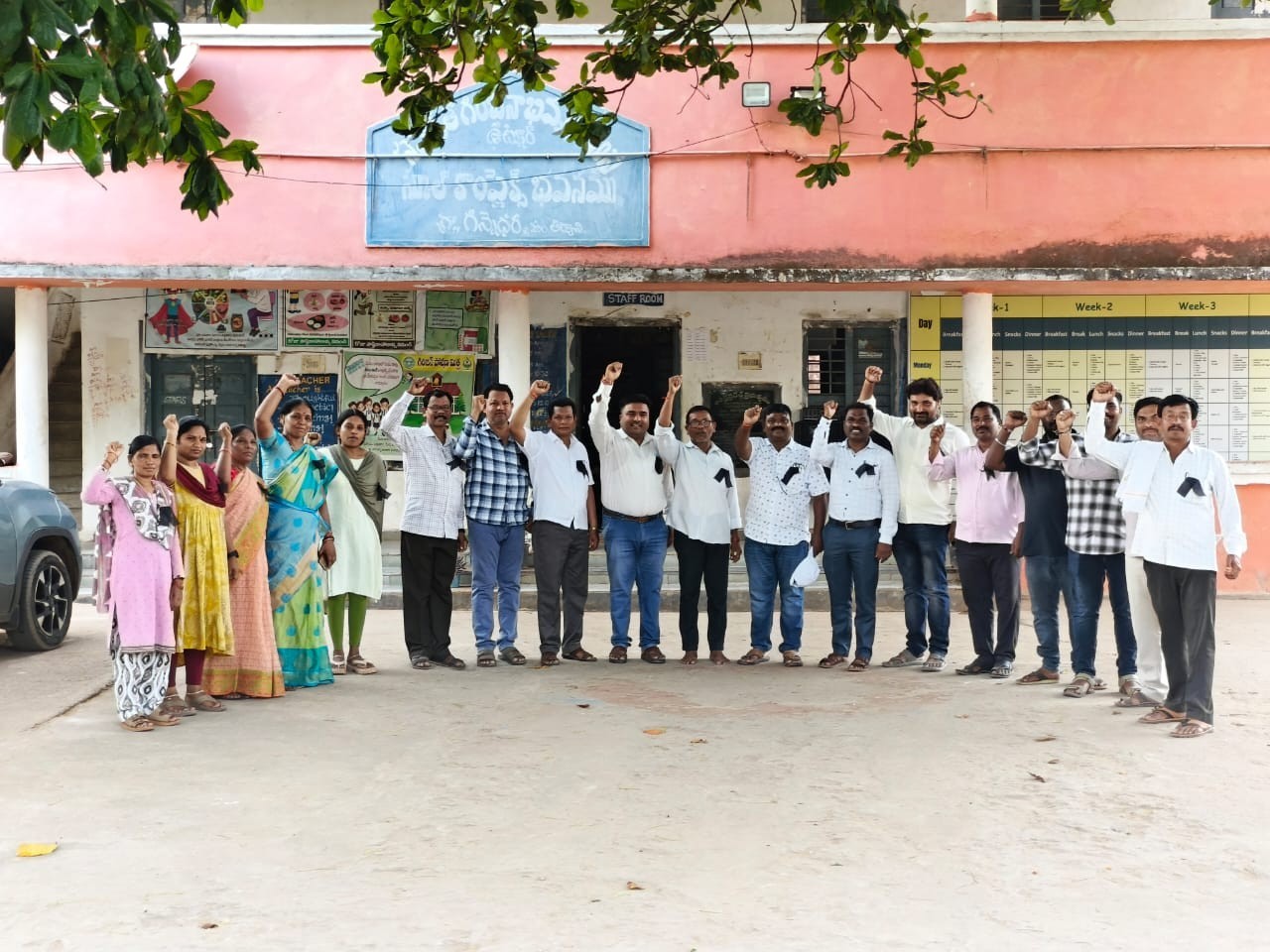 నల్ల బ్యాడ్జీలు ధరించి నిరసన