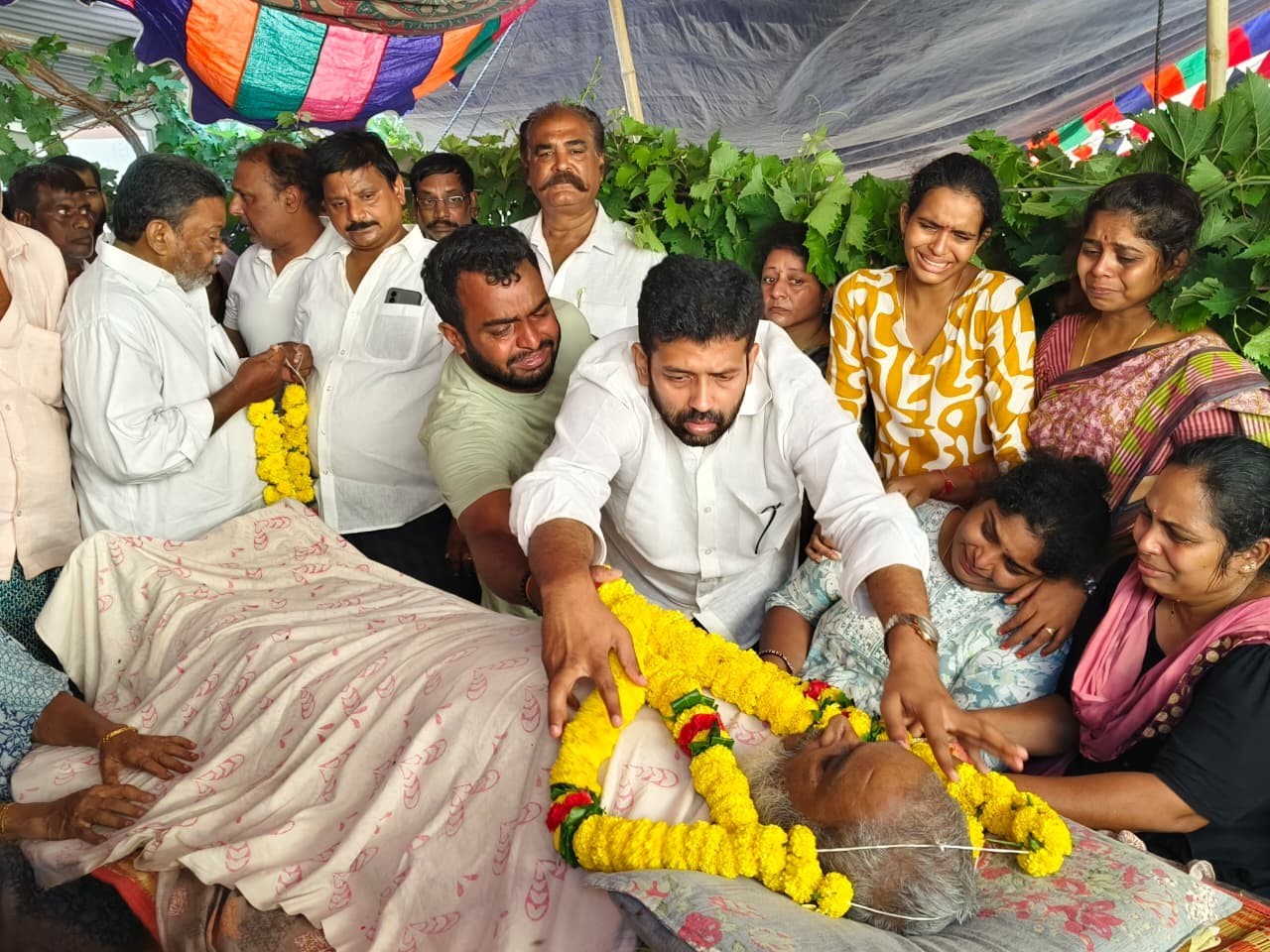వైసీపీ నాయకుడి మృతి పట్ల జక్కంపూడి రాజా సంతాపం