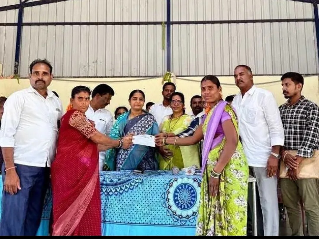 వెల్దుర్తిలో ఇందిరమ్మ ఇళ్ల పత్రాల పంపిణీ