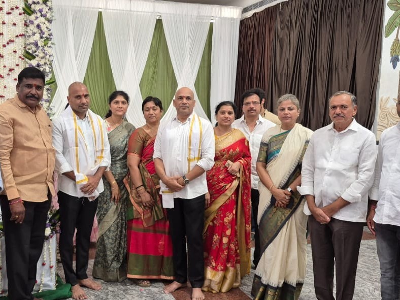 మృతురాలి చిత్రపటం వద్ద మాజీ MLA దంపతుల నివాళి