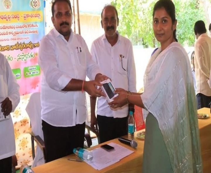 స్మార్ట్ ఫోన్లను పంపిణీ చేసిన ఎమ్మెల్యే