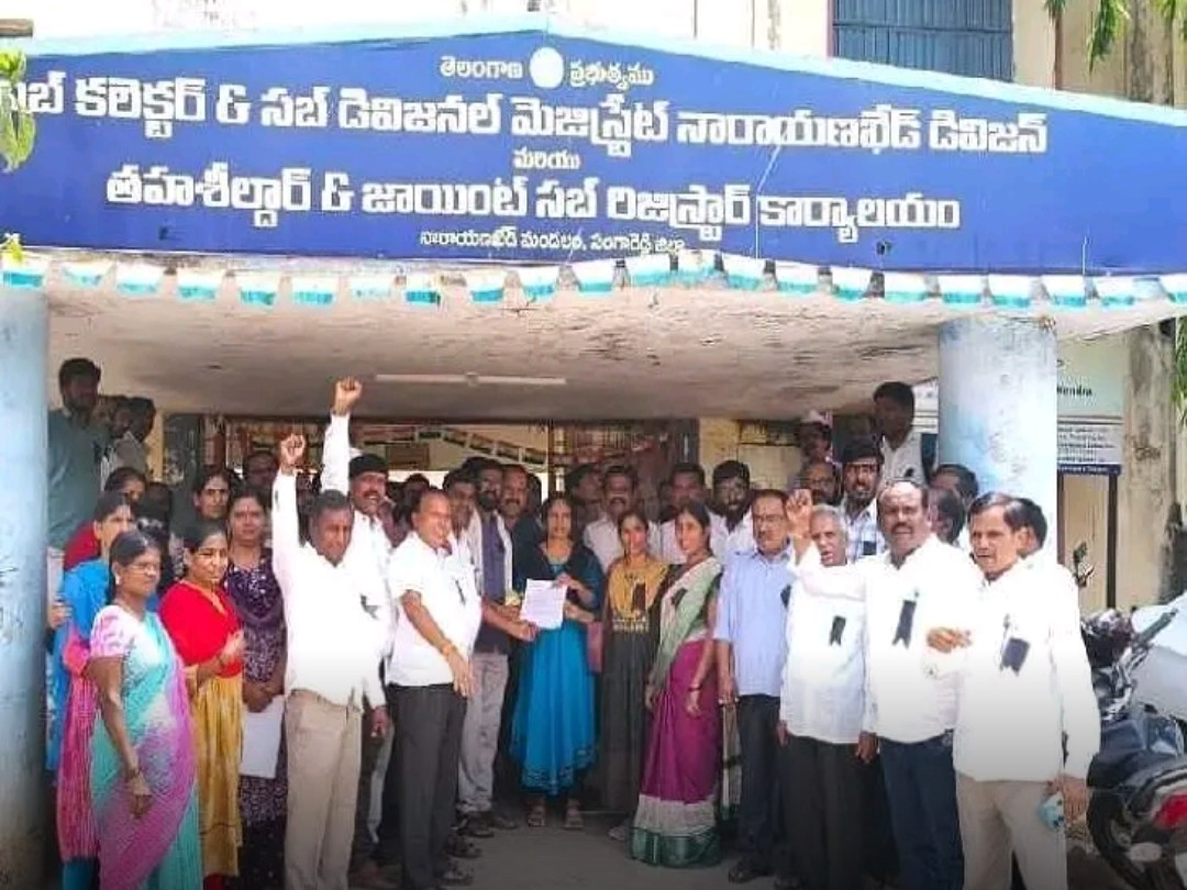 పీఆర్సీ అమలు కోసం నల్ల బ్యాడ్జీలతో నిరసన