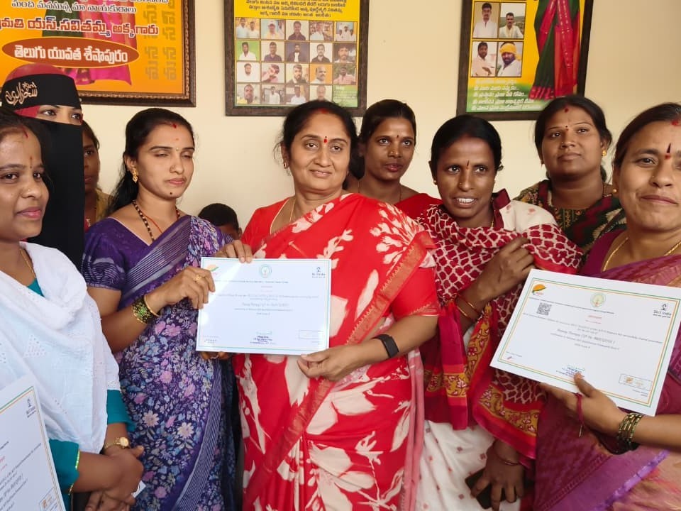 కోర్సు పూర్తి చేసిన మహిళలకు సర్టిఫికెట్లు పంపిణీ