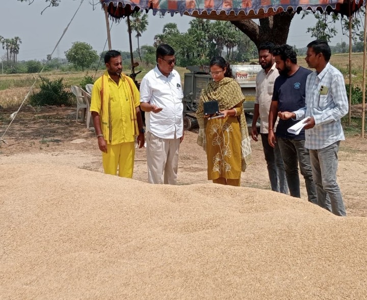కొనుగోలు కేంద్రాలను పరిశీలించిన జిల్లా వ్యవసాయ అధికారి