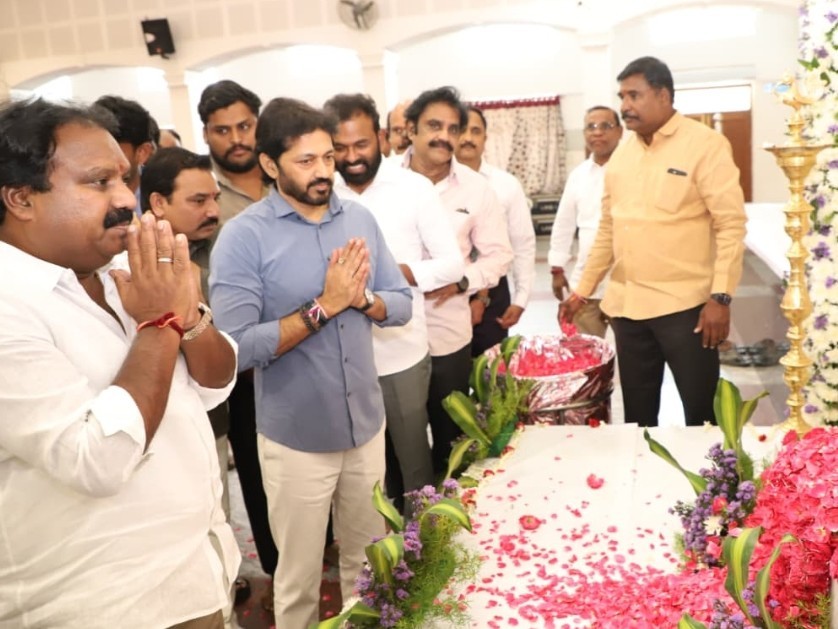 దశదినకర్మకు హాజరైన ఎమ్మెల్సీ, మాజీ ఎమ్మెల్యేలు
